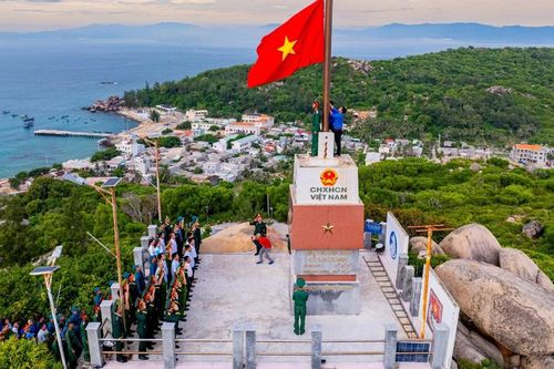 Thiêng liêng lễ thượng cờ trên đảo tiền tiêu Nhơn Châu