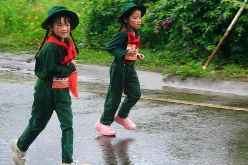 200 vận động viên 'nhí' hào hứng tranh tài tại Pleiku Music Night Run 2025