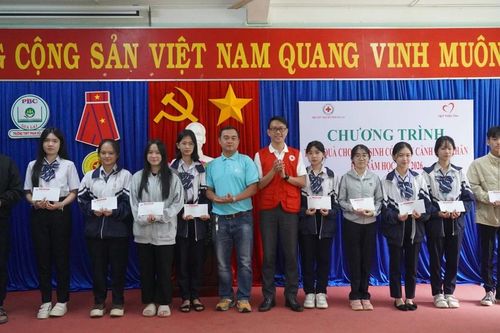 Vingroup trao học bổng cho 100 học sinh khó khăn tại Gia Lai