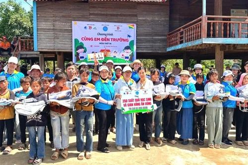 Chung tay nâng bước em đến trường