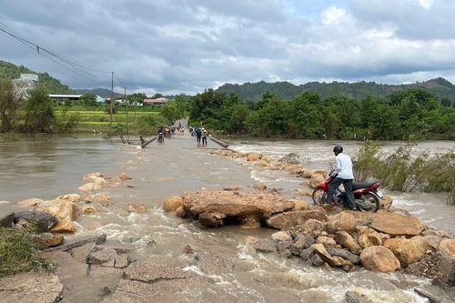 Sạt lở ngầm tràn qua thôn Mơ Nang 2 khiến hơn 300 hộ dân bị cô lập