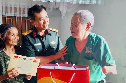 Chỉ huy trưởng Bộ Chỉ huy Quân sự tỉnh Gia Lai thăm, tặng quà gia đình chính sách