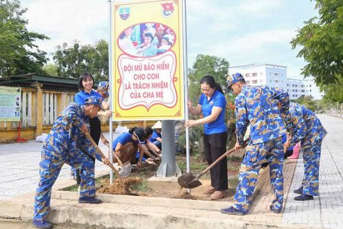Tuổi trẻ Vùng 4 Hải quân sôi nổi hoạt động 'Ngày thứ Bảy tình nguyện'