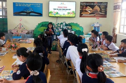 Đọc báo Đội, học sinh có thêm kiến thức