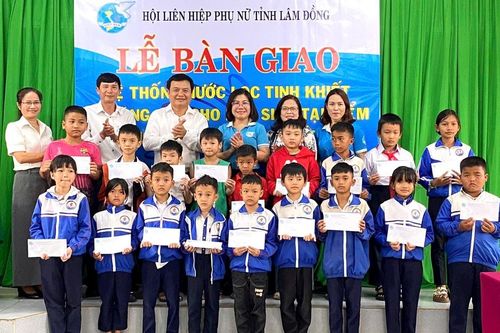Chăm lo cho học sinh khó khăn trước thềm năm học mới