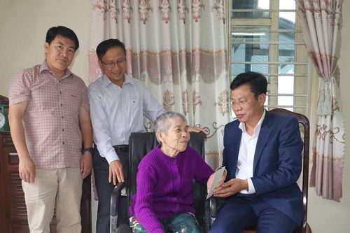 Lãnh đạo Tỉnh ủy Lâm Đồng thăm, tặng quà gia đình chính sách nhân dịp Quốc khánh 2/9
