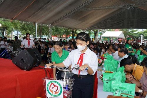 Trao tặng 650 suất quà cho các hoàn cảnh khó khăn