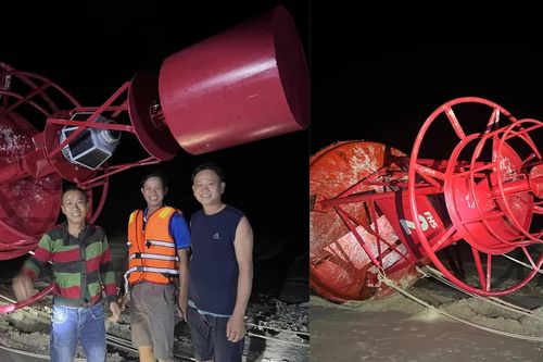3 công dân dùng máy múc vớt phao tiêu hàng hải trôi dạt vào bờ biển Quảng Trị