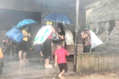Sơ tán dân tránh sạt lở đất ở thôn Cù Bai, xã Hướng Lập