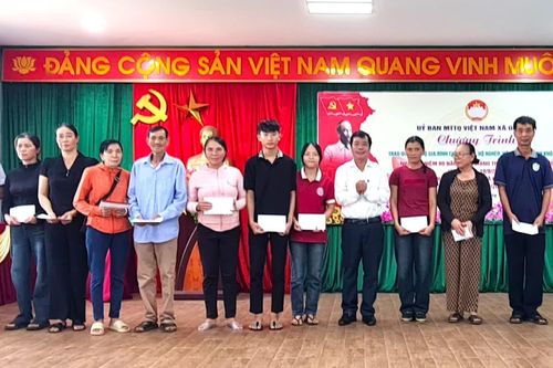 Xã Gio Linh: Trao 94 suất quà cho gia đình chính sách