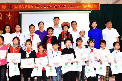 Trao học bổng cho học sinh nghèo vượt khó