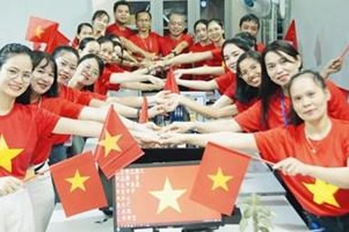 Nhà máy, công xưởng rực rỡ sắc cờ Tổ quốc