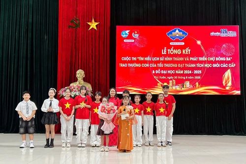 Trao thưởng cho con em tiểu thương chợ Đông Ba đạt thành tích học tập xuất sắc