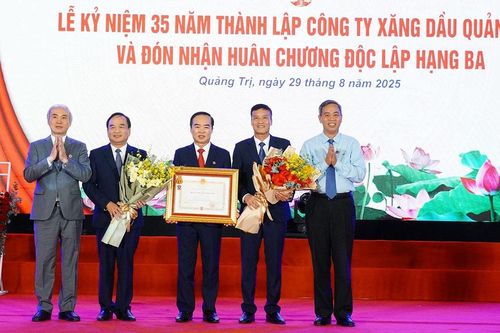 35 năm vững bước phát triển: Công ty Xăng dầu Quảng Trị đón nhận Huân chương Độc lập hạng Ba