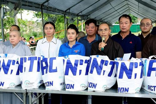 Học viện Phật giáo VN tại TP.HCM, chùa Thanh Tâm trao quà đến các hoàn cảnh khó khăn, người khiếm thị