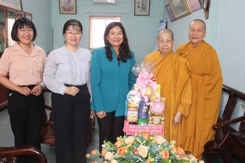 Hội Liên hiệp Phụ nữ TP.HCM đến tịnh xá Ngọc Phương thăm chư Ni hệ phái Khất sĩ, chúc mừng Lễ Vu lan