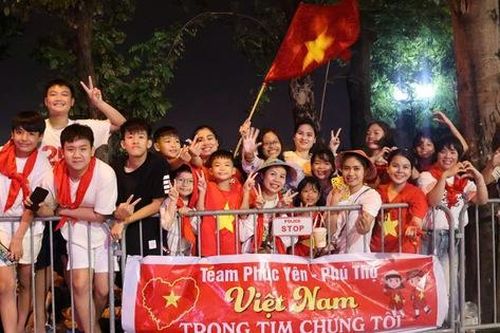 Hà Nội: Người dân thức xuyên đêm chờ xem tổng duyệt diễu binh, diễu hành A80