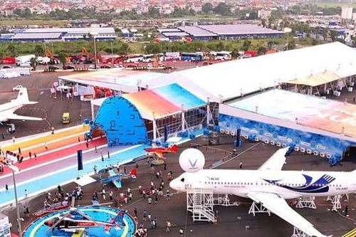 Người dân hào hứng trải nghiệm 'Khát vọng bầu trời' ở khu triển lãm hơn 10.000m2