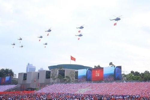 Mãn nhãn hình ảnh trực thăng kéo cờ, tiêm kích thả đạn nhiễu trên bầu trời Ba Đình