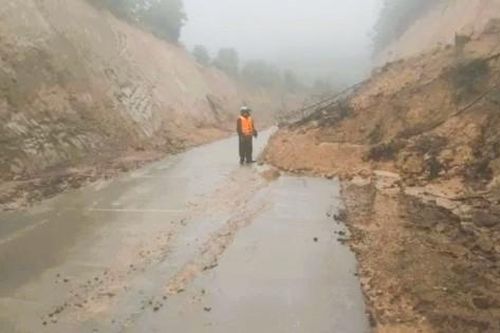Mưa lớn, nhiều tuyến đường, cầu tràn các xã miền núi Quảng Trị sạt lở, ngập sâu