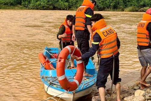 Giải cứu 5 người dân bị cô lập do lũ lớn ở Quảng Trị