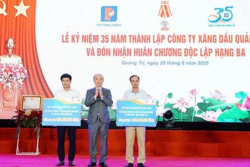 Công ty Xăng dầu Quảng Trị đón nhận Huân chương Độc lập hạng Ba