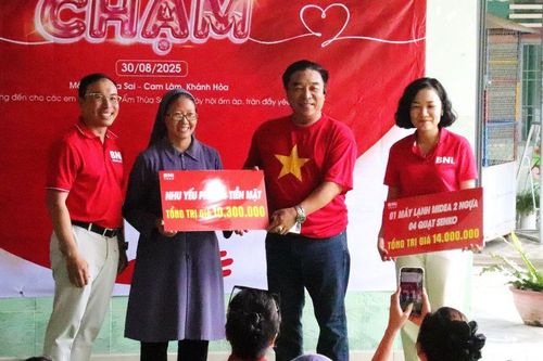 'Chạm' - Hành trình mang yêu thương đến trẻ em khuyết tật Khánh Hòa