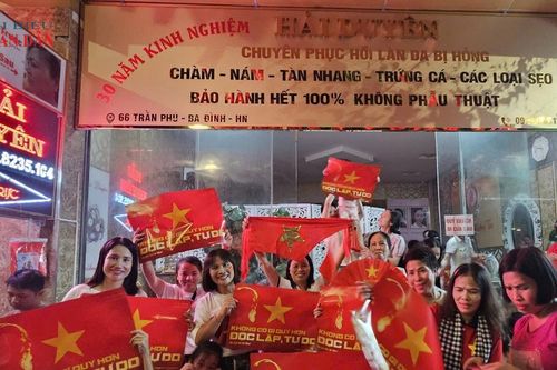 Hàng nghìn người dân 'đội mưa' háo hức chờ tổng duyệt diễu binh, diễu hành kỷ niệm 80 năm Quốc khánh
