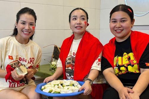 'Thức trắng đêm' nấu trà, luộc trứng tặng người dân xem tổng duyệt diễu binh