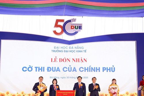 Trường Đại học Kinh tế Đà Nẵng nhận Cờ thi đua của Chính phủ nhân kỷ niệm 50 năm thành lập