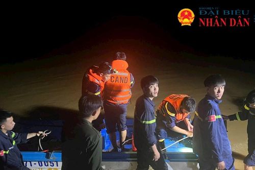 Quảng Trị: Trong đêm triển khai cứu hộ 6 người dân mắc kẹt trong lũ