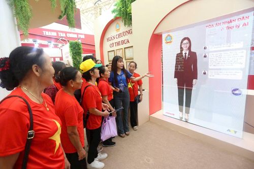 'Nam châm' công nghệ hút người xem tại không gian triển lãm Tòa án nhân dân