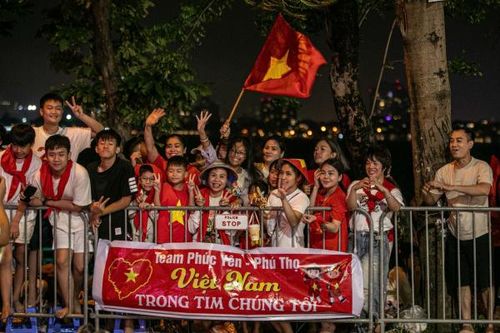 Trời có thể mưa, đêm có thể dài nhưng muôn trái tim vẫn thao thức cùng A80!