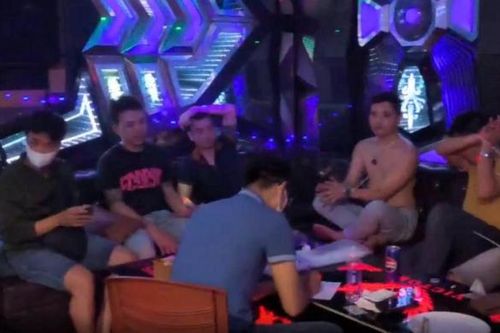 Tạm giữ 6 đối tượng dương tính ma túy tại quán karaoke Victory