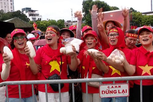 Người dân trải bạt giữ chỗ xem tổng duyệt