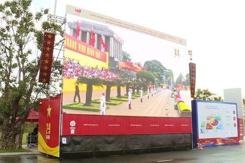 Theo dõi diễu binh qua màn hình cỡ lớn