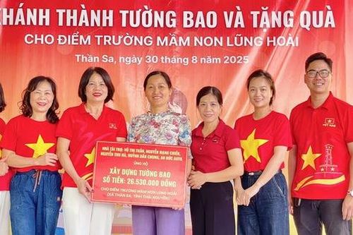 Khánh thành tường bao và tặng quà cho điểm trường mầm non vùng cao Lũng Hoài