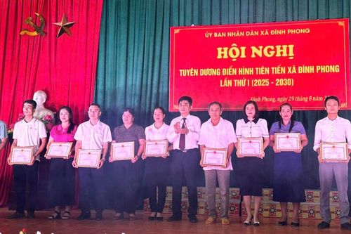 Xã Đình Phong khen thưởng 10 tập thể, 10 cá nhân trong phong trào thi đua, giai đoạn 2021 - 2025