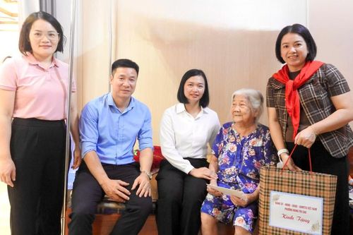 Đoàn công tác của tỉnh thăm, tặng quà lão thành cách mạng, cán bộ tiền khởi nghĩa phường Thục Phán và Nùng Trí Cao