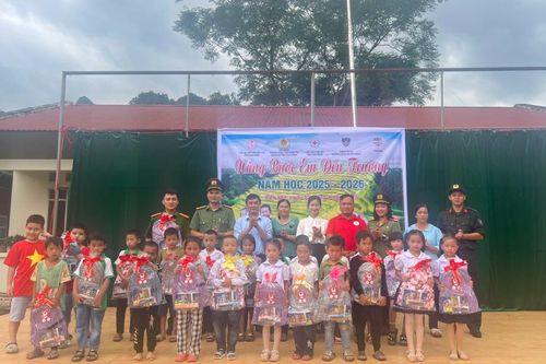 Tặng quà 'Nâng bước em đến trường' tại điểm Trường Nội Phan, xã Cần Yên