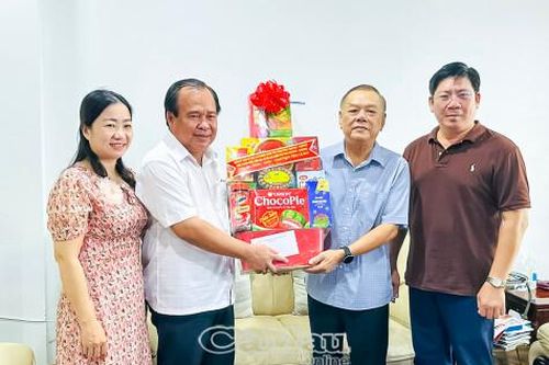 Phó Chủ tịch UBND tỉnh Nguyễn Minh Luân thăm, chúc sức khỏe nguyên lãnh đạo tỉnh