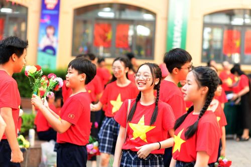 Sắc cờ hoa rực rỡ khắp sân trường, lớp học mừng đại lễ Quốc khánh 2/9
