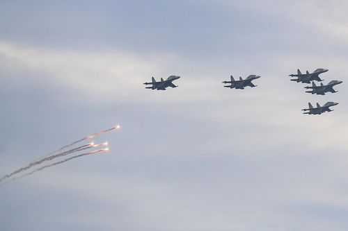 Mãn nhãn 'hổ mang chúa' Su-30MK2, Yak-130 thả bẫy nhiệt trên bầu trời Hà Nội
