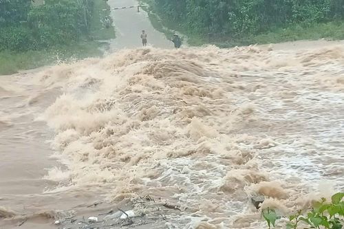 Bão số 6 gây mưa lớn, cầu tràn ở Quảng Trị ngập sâu, sơ tán nhiều hộ dân