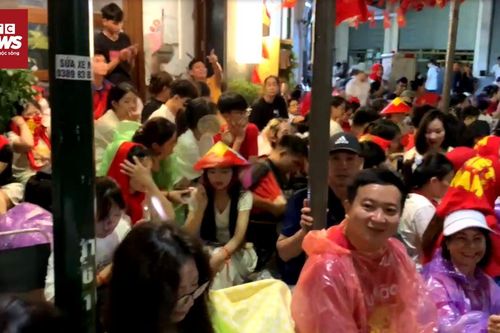 Bấp chấp mưa, cả vạn người đổ về Ba Đình chờ xem tổng duyệt diễu binh A80