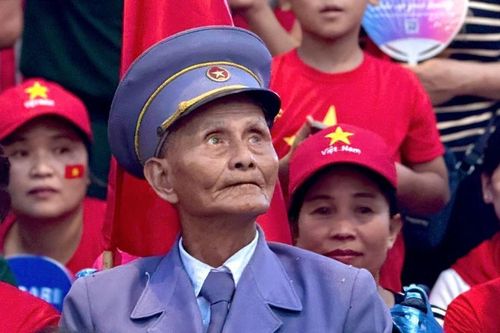 Người lính già đi qua hai cuộc kháng chiến và ánh mắt sâu lắng giữa Ba Đình