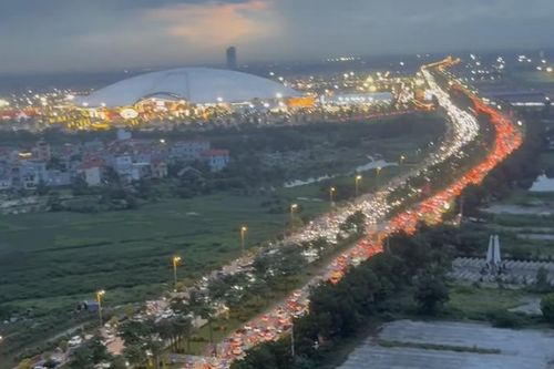 Đường đến Trung tâm Hội chợ triển lãm Quốc gia ùn tắc, CSGT đề nghị không đi qua cầu Nhật Tân
