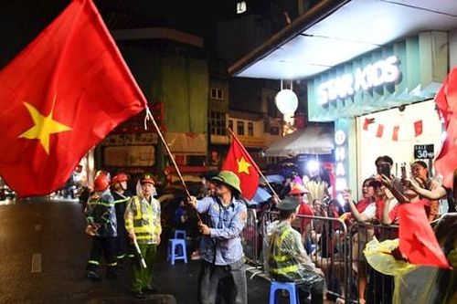 Người dân Hà Nội đội mưa xuyên đêm chờ tổng duyệt A80