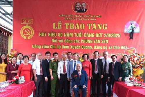 Phó Chủ tịch Thường trực Ủy ban MTTQ thành phố Hà Nội Bùi Huyền Mai trao Huy hiệu 80 năm tuổi Đảng tặng đồng chí Phùng Văn Sen