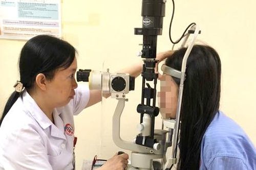 Cô gái 20 tuổi ở Quảng Ninh nhập viện vì sai lầm khi đeo kính áp tròng